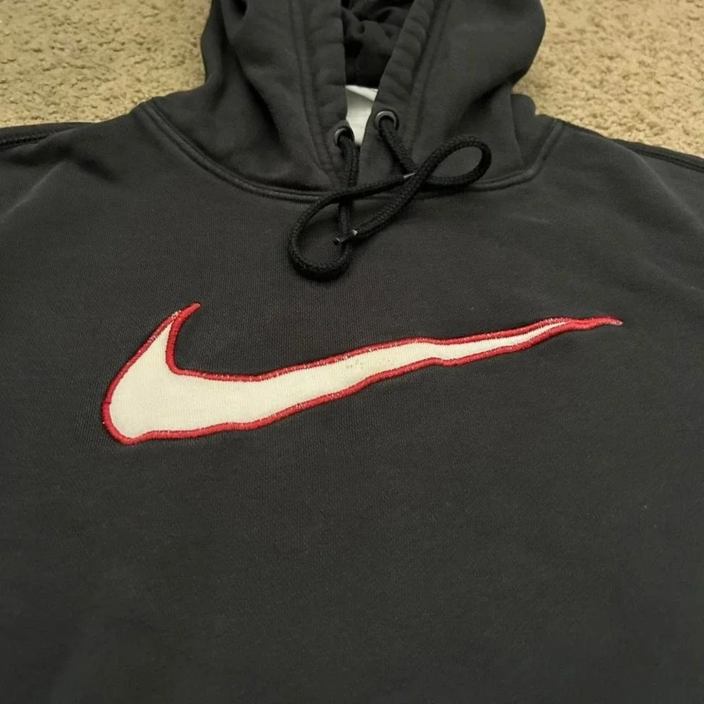 Vintage stitched center swoosh black Nike hoodie with red‎ accents